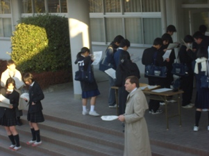 受付をする受験生たち