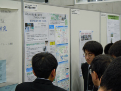 他校の生徒や先生方に活動内容を発表しました。