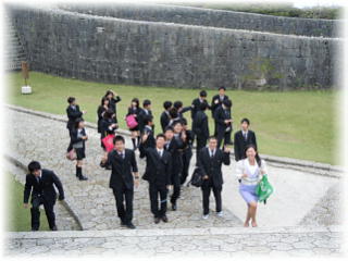 研修旅行首里城公園にて