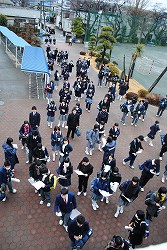 2012年度高校入試 受付に向かう受験生たち