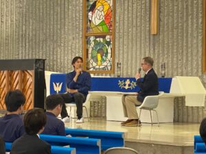 プロサッカー選手である野澤大志ブランドン選手が来校されました。