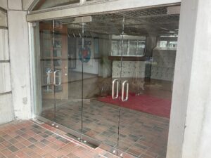 中学校昇降口の扉が新しくなりました
