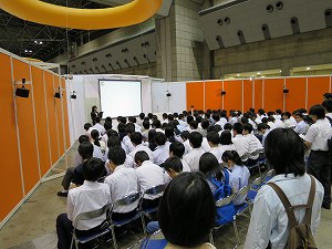 講義を受ける生徒たち