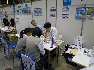 大学について説明を受けています。